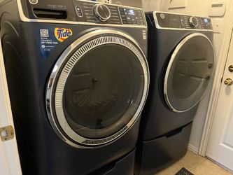 GE electric washer & dryer set with pedestals