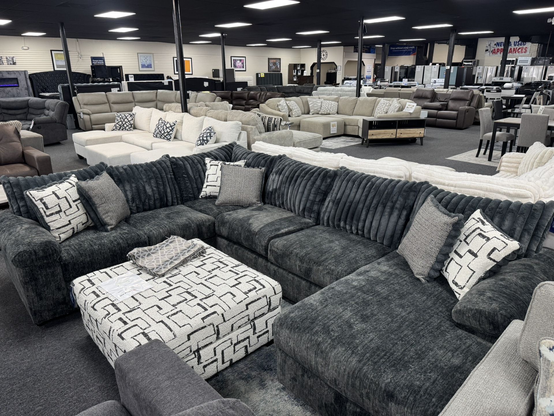 U Shape Sectional. 🚚WE DELIVER🚚