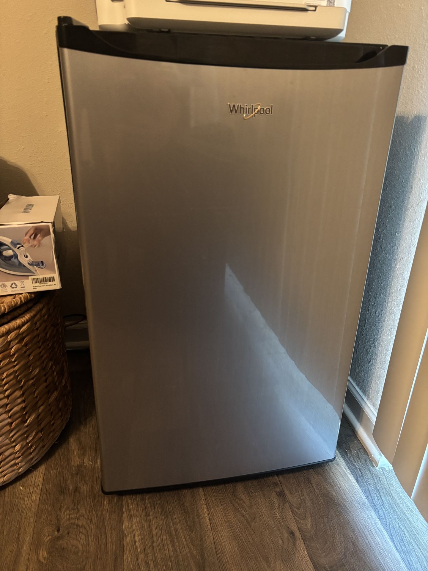Whirlpool Mini Fridge w/ Freezer 