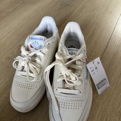 Woman Reebok sneakers, Size 7,  Brand NEW.
