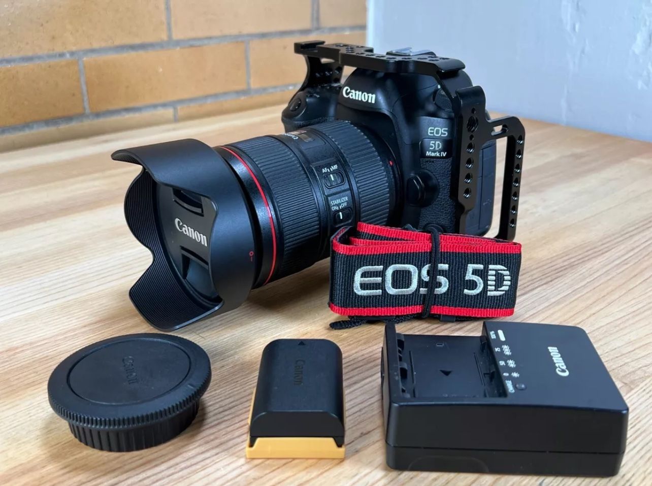Canon EOS 5D Mark IV 30.4MP Digital SLR c Camera with EF 24-105mm f/4L IS Lens