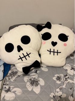 2 skeleton head pillows