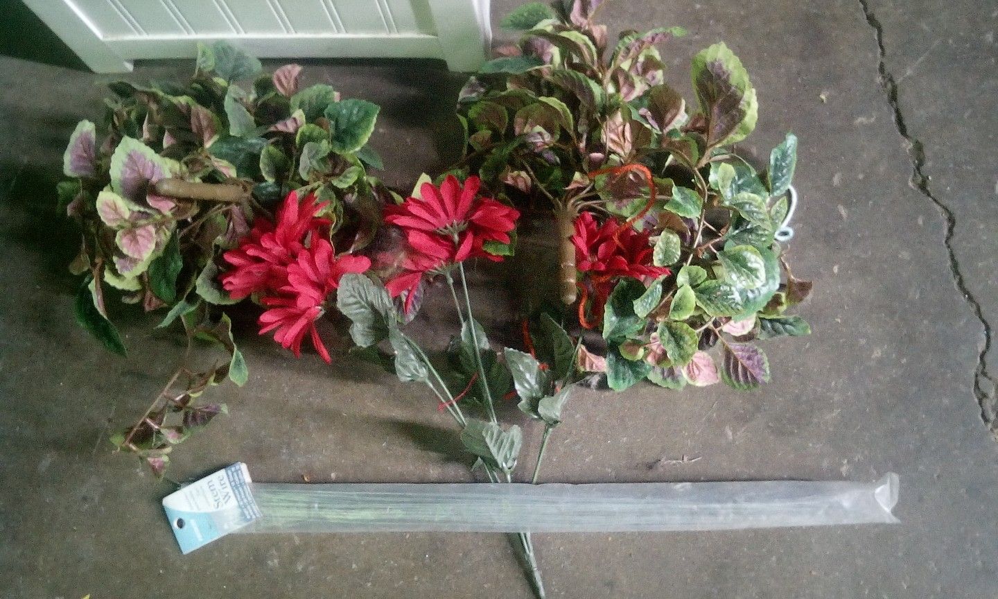 FLOWER ARRANGING SUPPLIES