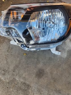 Tacoma Headlight Set 2012-15
