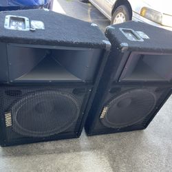 Yamaha Model SM15lV Speakers Including Mixer -EMX212S