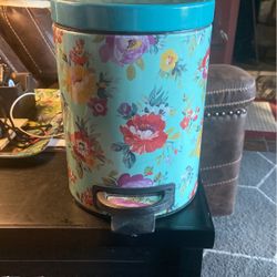 Pioneer Woman Trash Can 1.3 Gal. ( Small Flaw) On Top.  Works Great 
