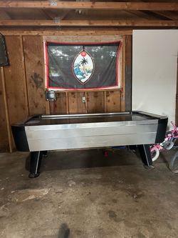 Air hockey table