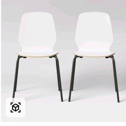 2 stackable chairs