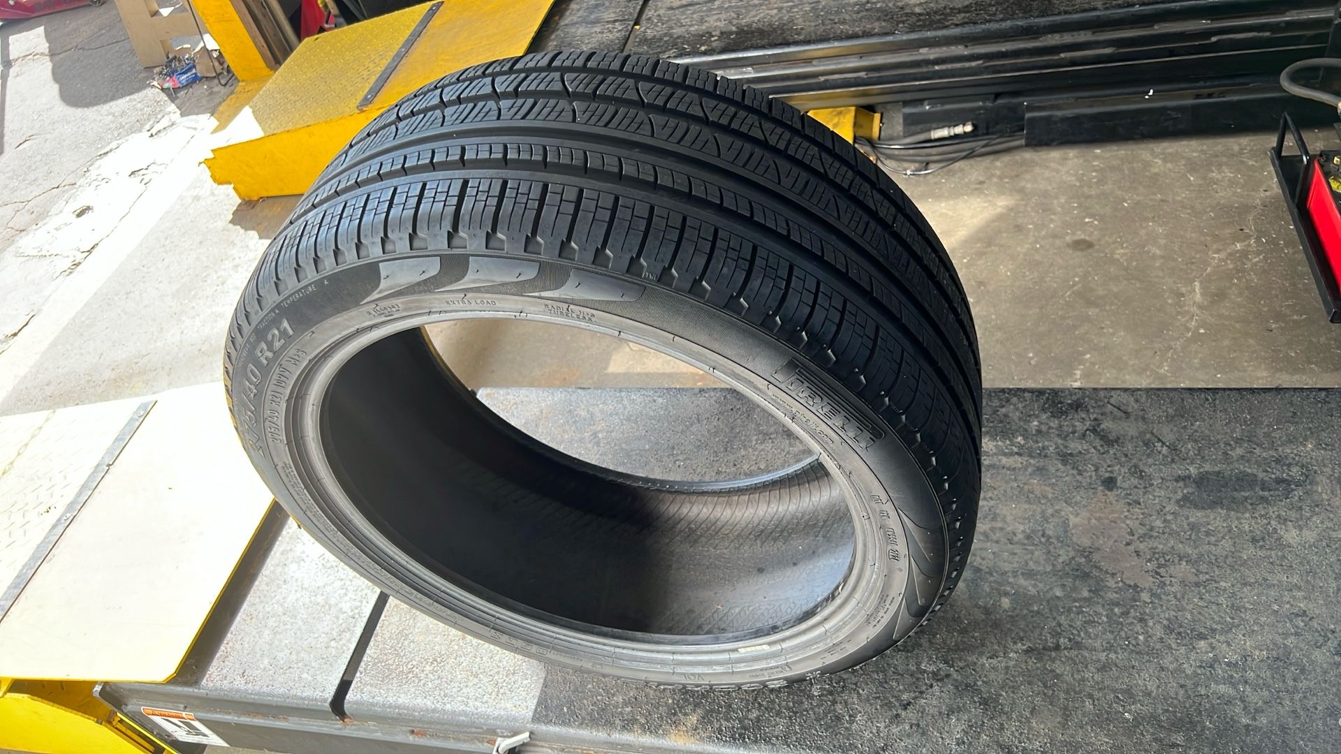 275-40-21 Pirelli