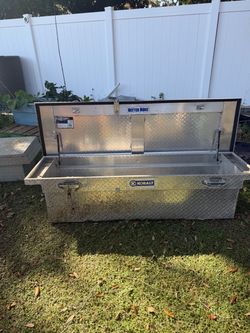 Truck tool box