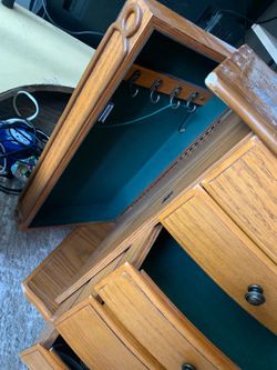 Wooden jewelry box