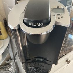 KEURIG COFFEE MACHINE 