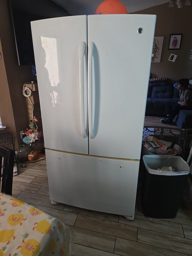 GE REFRIGERATOR