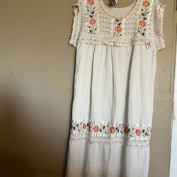 Vestido Estilo Mexicano Una Vez Lo Use. Size L $25