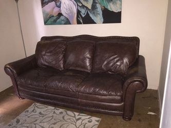 Very nice leather couch