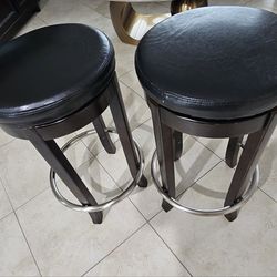 2 bar stools