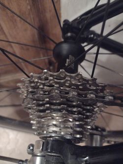 GIANT. ROAD   BIKE.     30   SPEED