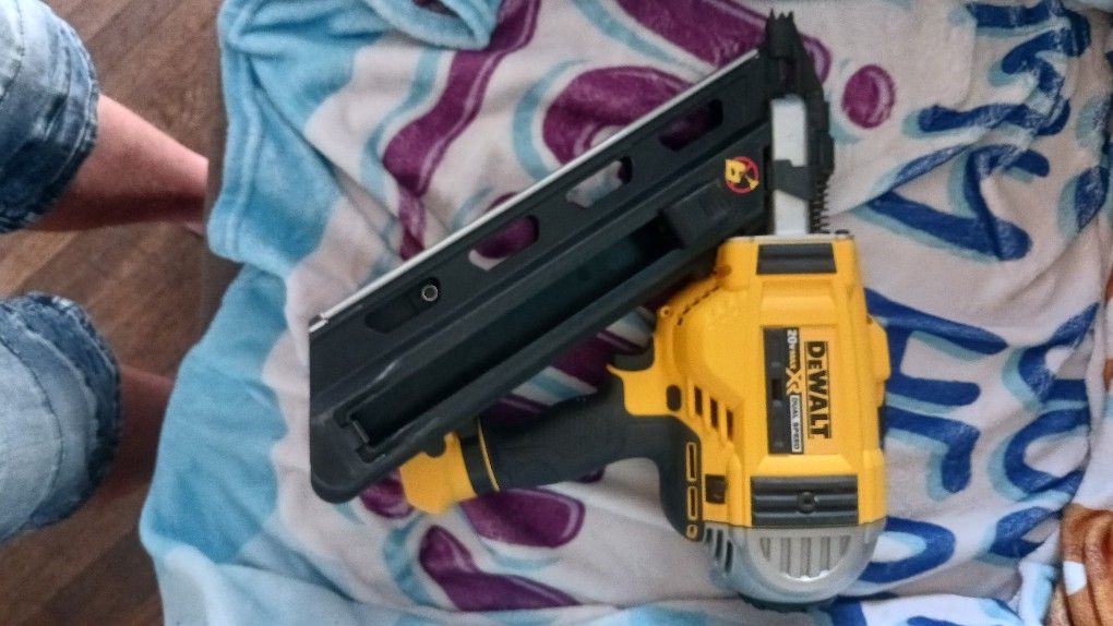 Dewalt XR Dual Speed 30° Framing Nailer DCN692