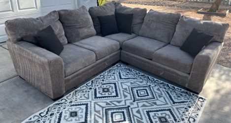 🛋️ Gray Sectional Couch – FREE Delivery! 🚚