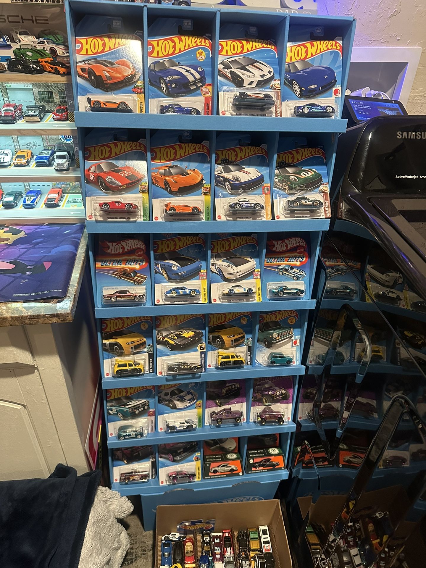 400 Hotwheels And Hot Wheels Shippers