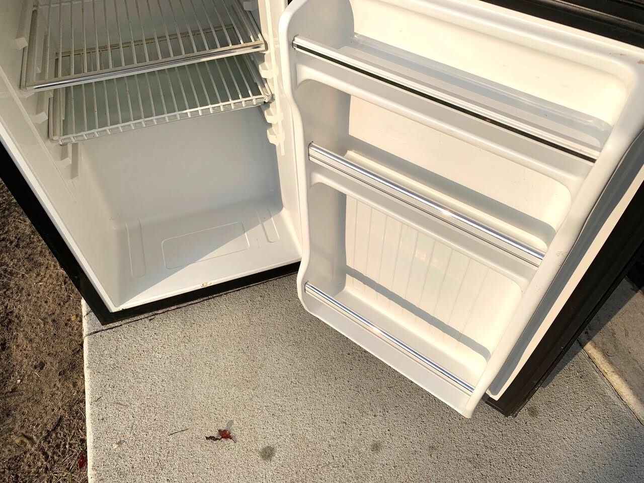 Franklin Chef Model FCD400VW 4.0 Cu. Ft. White Mini Fridge/Freezer Combo  for Sale in Harrisburg, PA - OfferUp