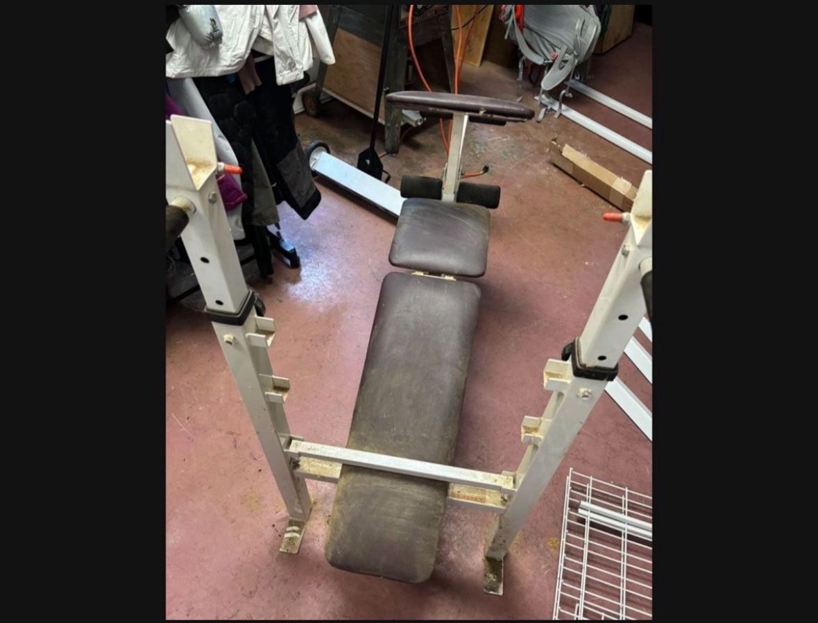 LOW PRICE MOVING- HEAVY DUTY WEIGHT BENCH