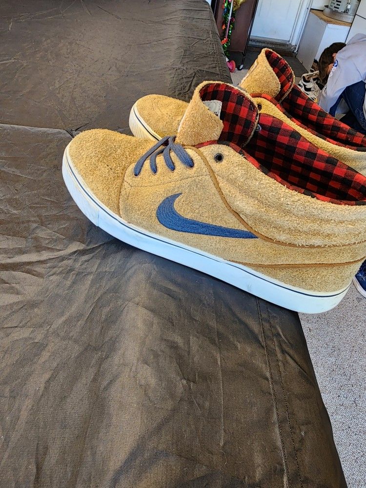 Size 9 Nike SBs
