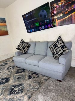 🌟 "LIKE NEW" living spaces grey couch 🛋 ( FREE DELIVERY)