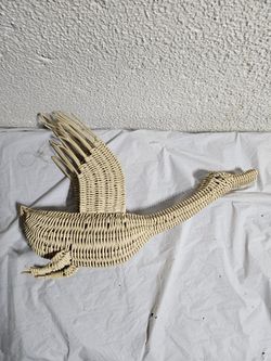 ✨🦢 Hand-woven wicker goose sculpture! 