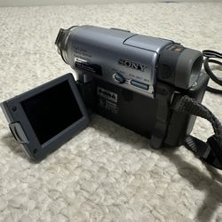 Sony DCR-TRV22 mini-DV video camera