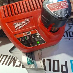 Milwaukee cargador only 12v.