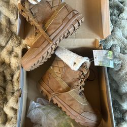 Bearpaw waterproof Inka size 9 NWT