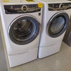 ELECTROLUX WASHER AND DRYER SET ON PEDESTALS ELECTRIC DRYER I  SD
