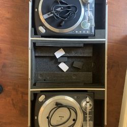 PAIR Numark TTX Turntables w/ Odyssey Case