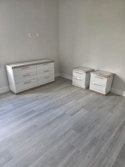 WHITE DRESSER AND NIGHTSTANDS- COMODA BLANCA Y MESAS DE NOCHE