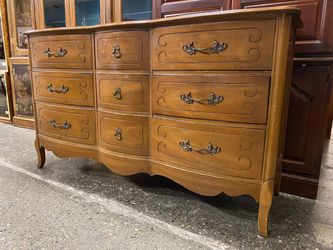 Blonde French Provincial Style 9-Drawer Dresser