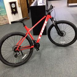 Trek Marlin 5 Mountain Bike 16-Speed 29” Wheels Disc Brakes Adjustable Shocks Size XL