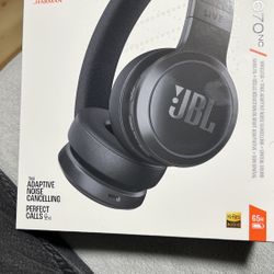 JBL Live 670NC wireless headphones