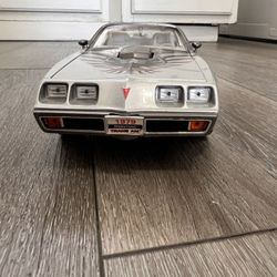 Diecast 1/18 Scale Road Signature 1979 Pontiac Silver Firebird Trans AM 