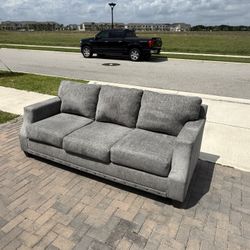 🛋️Broyhill Fabric Couch - Delivery Available 