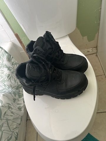 Men used work boots size 8
