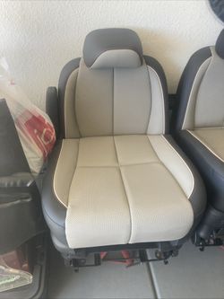 2016 - 2021 Kia Sedona Second Row Leather Seats And Center Console