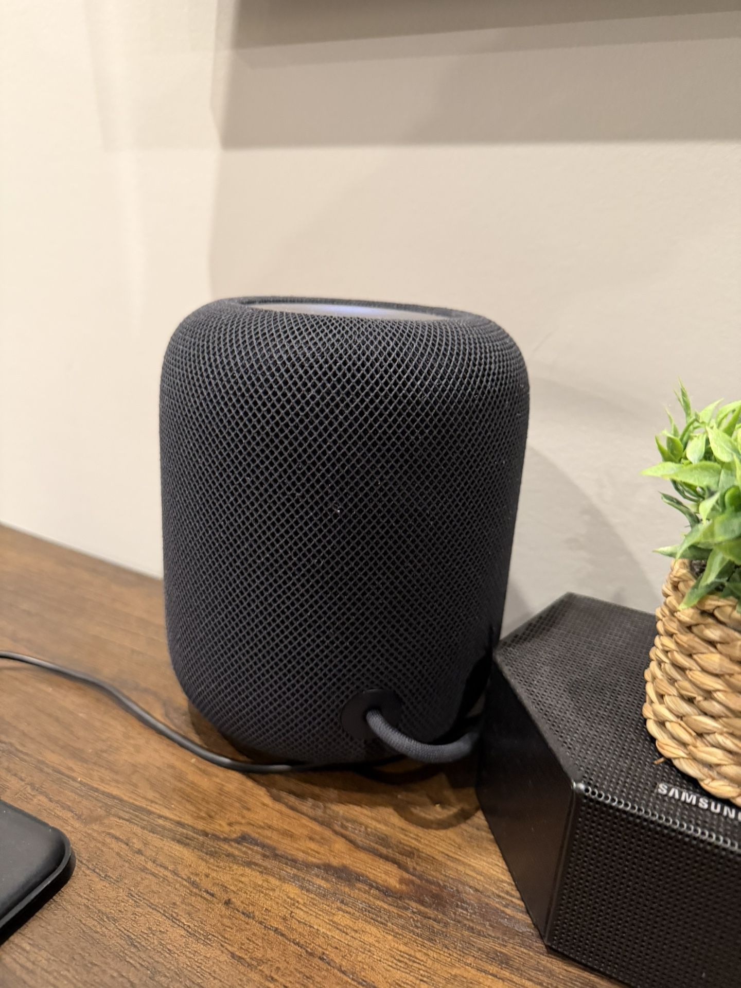 Apple Home POD ( Almost Brand New Barely Used)