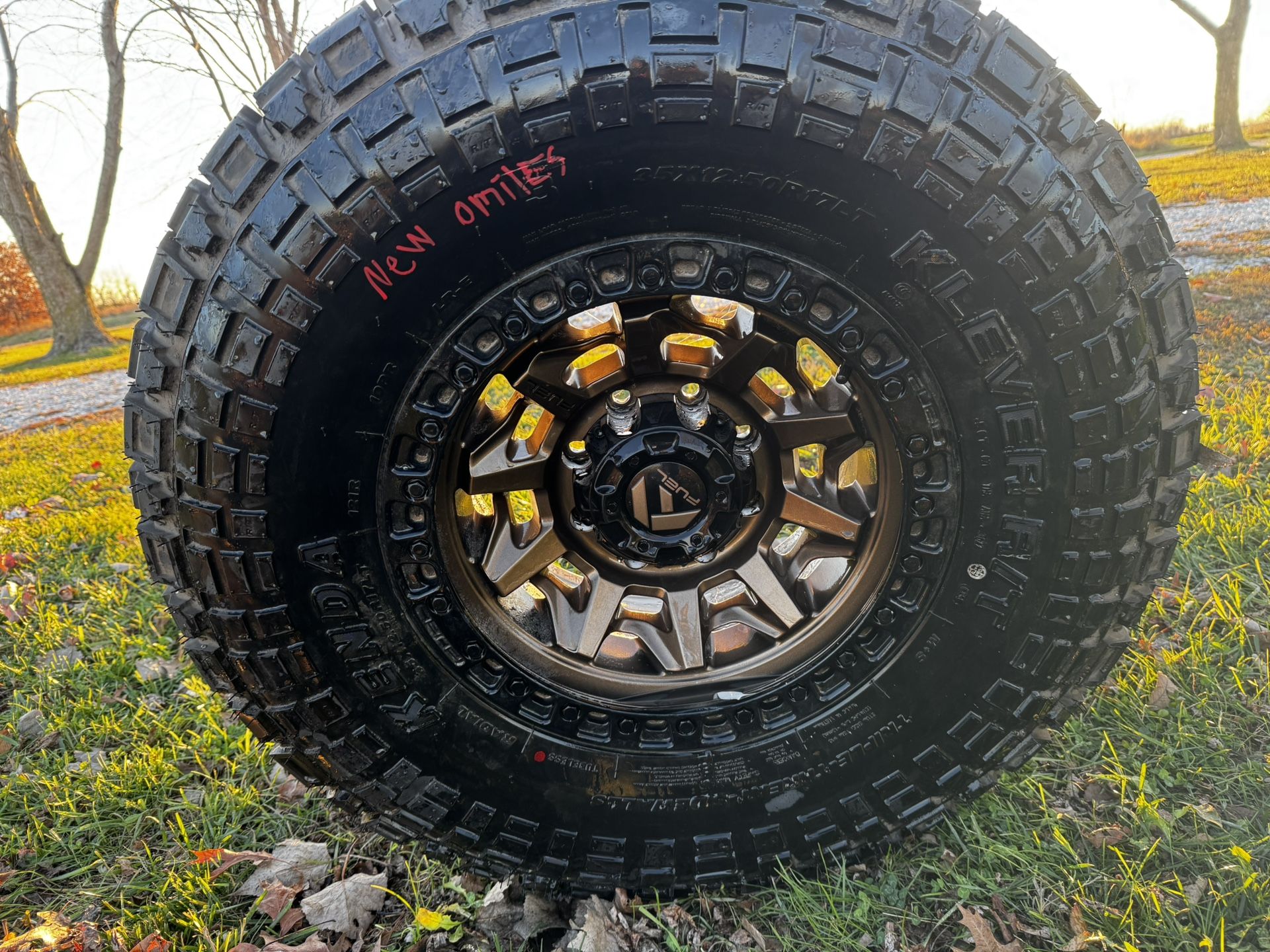 Fuel Covert 17x9, 8x6.5 Lugs/offset 35x12.50 Kenda Klever R/T Triple Wall 