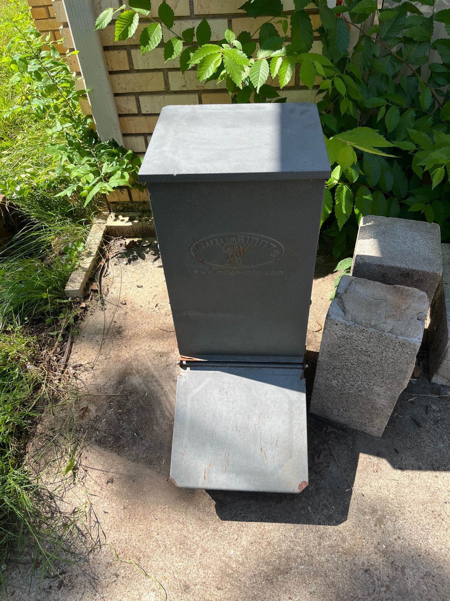 Hog feeder
