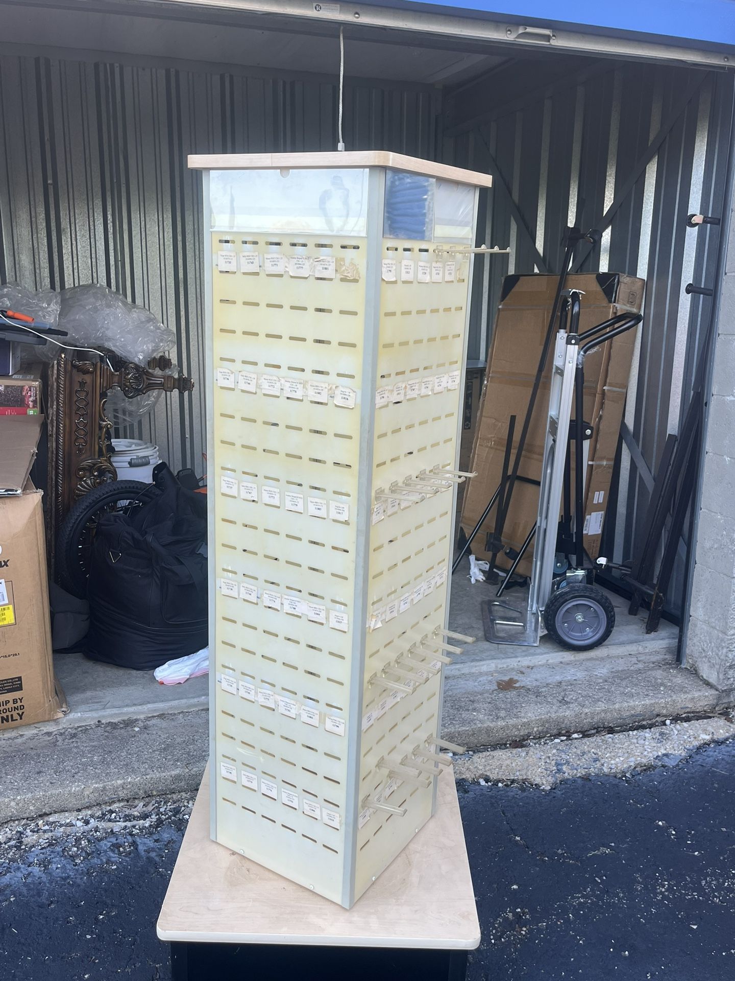 Slatwall Tower / Rotating jewelry Stand