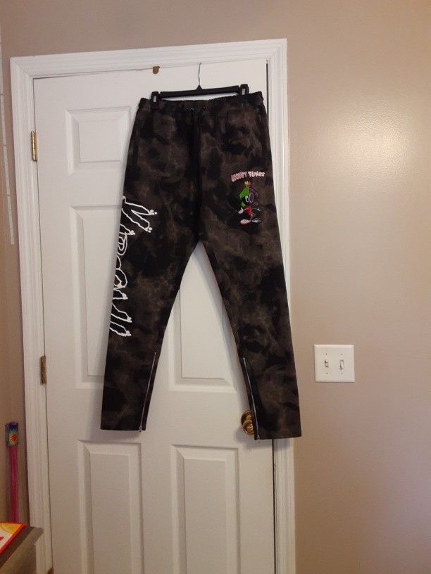 Men Size L  Looney Tunes Joggers 