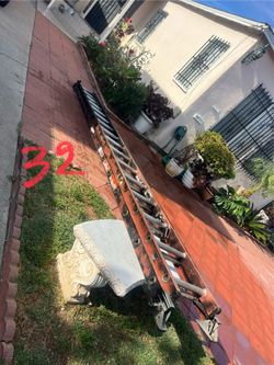 Escalera de 32 pies de fibra de vidrio perfectas condiciones