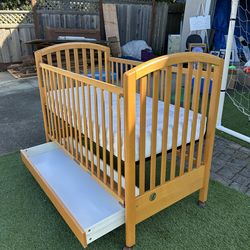 Wooden crib with drawer