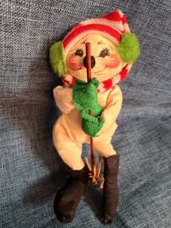 Vintage 1982 Annalee Snowman Riding a Broom – Approx. 9” Tall – Christmas Holiday Decor